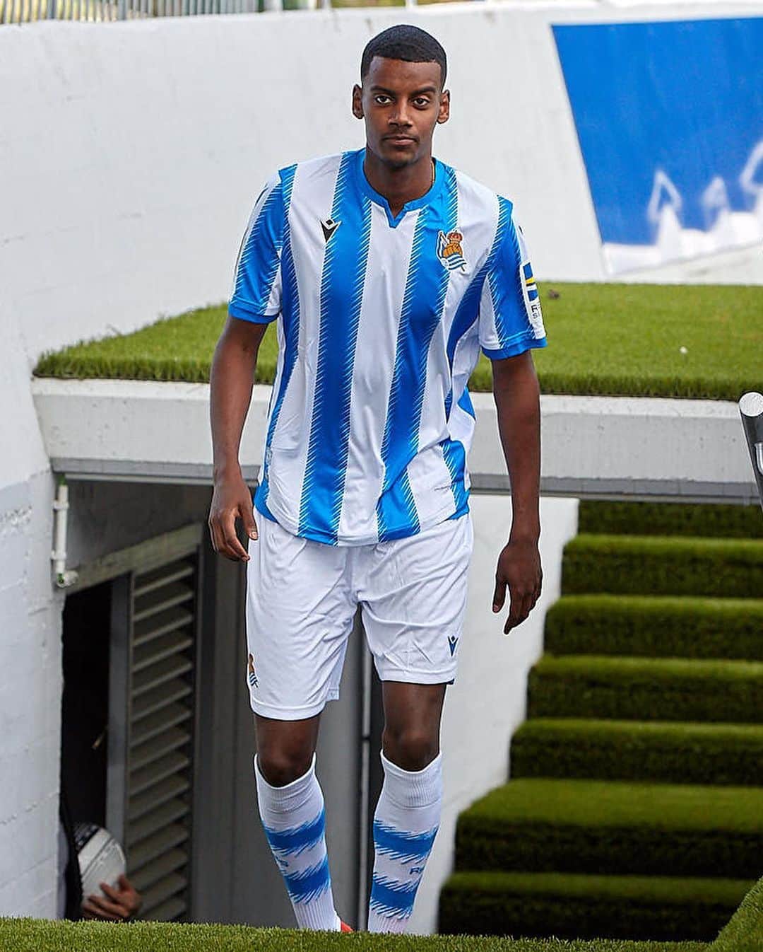 のインスタグラム：「Happy to announce that I’m a new player of Real Sociedad.  Looking forward for next season to get started.🔵⚪️Now it’s time for a much needed holiday! ☀️ @realsociedad」