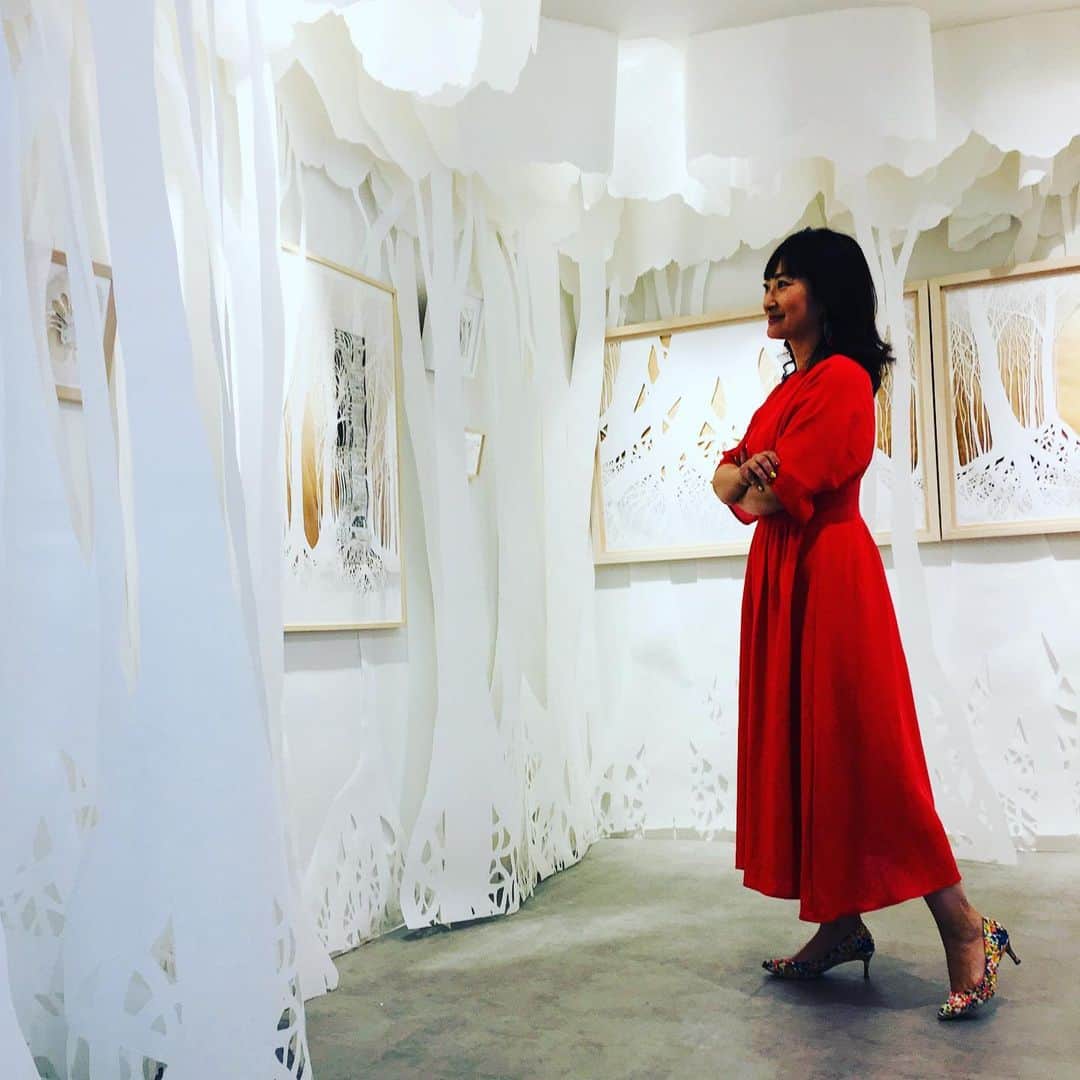 珠久美穂子さんのインスタグラム写真 - (珠久美穂子Instagram)「切り絵の世界に 飛び込んだような なんて素敵な空間✨✨✨ 一つの作品を 手がけるのに どれだけの時間を重ね 作っているんだろう。  アートに触れる時間も 大切ですね！  #切り絵  #切り絵アート」6月13日 1時50分 - shukumihoko