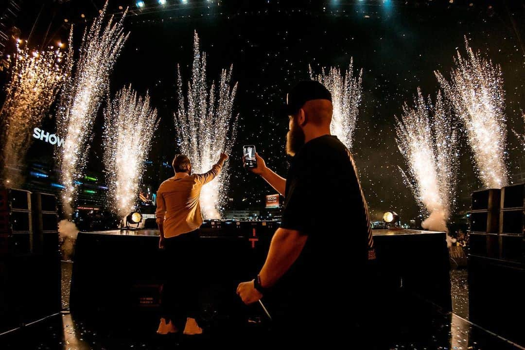 Showtekさんのインスタグラム写真 - (ShowtekInstagram)「New music coming this Friday!!!! Who’s ready for a summer smash?! 🔥🔥🔥」6月13日 1時51分 - showtek