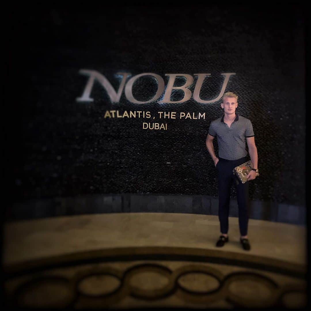ルドゥウィッグ・オーマンのインスタグラム：「S night, sushi/shisha night 🍣 #ootd #dubai」