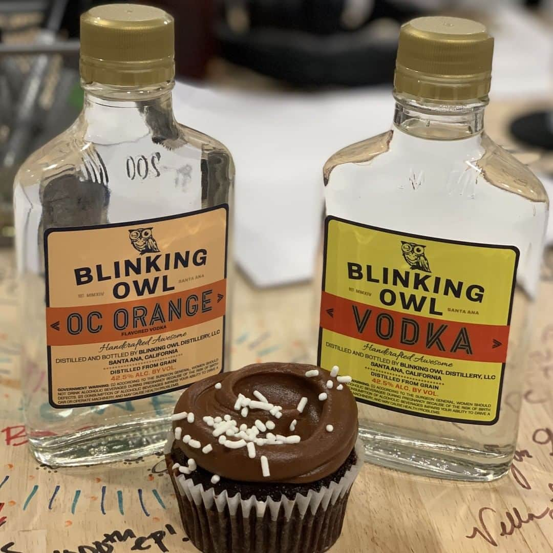 コルトン・ダンさんのインスタグラム写真 - (コルトン・ダンInstagram)「Some days you show up to a podcast and they give you t-shirt or nothing. And sometimes you get a cupcake and vodka. @blinkingowl and @magnoliabakery 👍🏾」6月13日 2時01分 - captdope