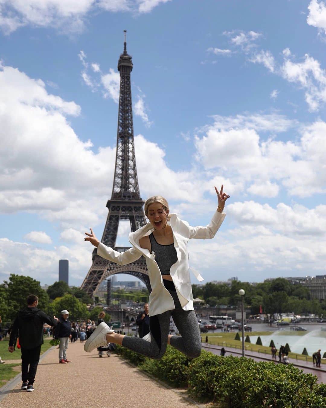 チャーリー・ジョーダンさんのインスタグラム写真 - (チャーリー・ジョーダンInstagram)「Instagram vs Reality ~  Finally got my freeze frame high school musical jump in front of the Eiffel Tower! ✔️」6月13日 2時02分 - charlyjordan
