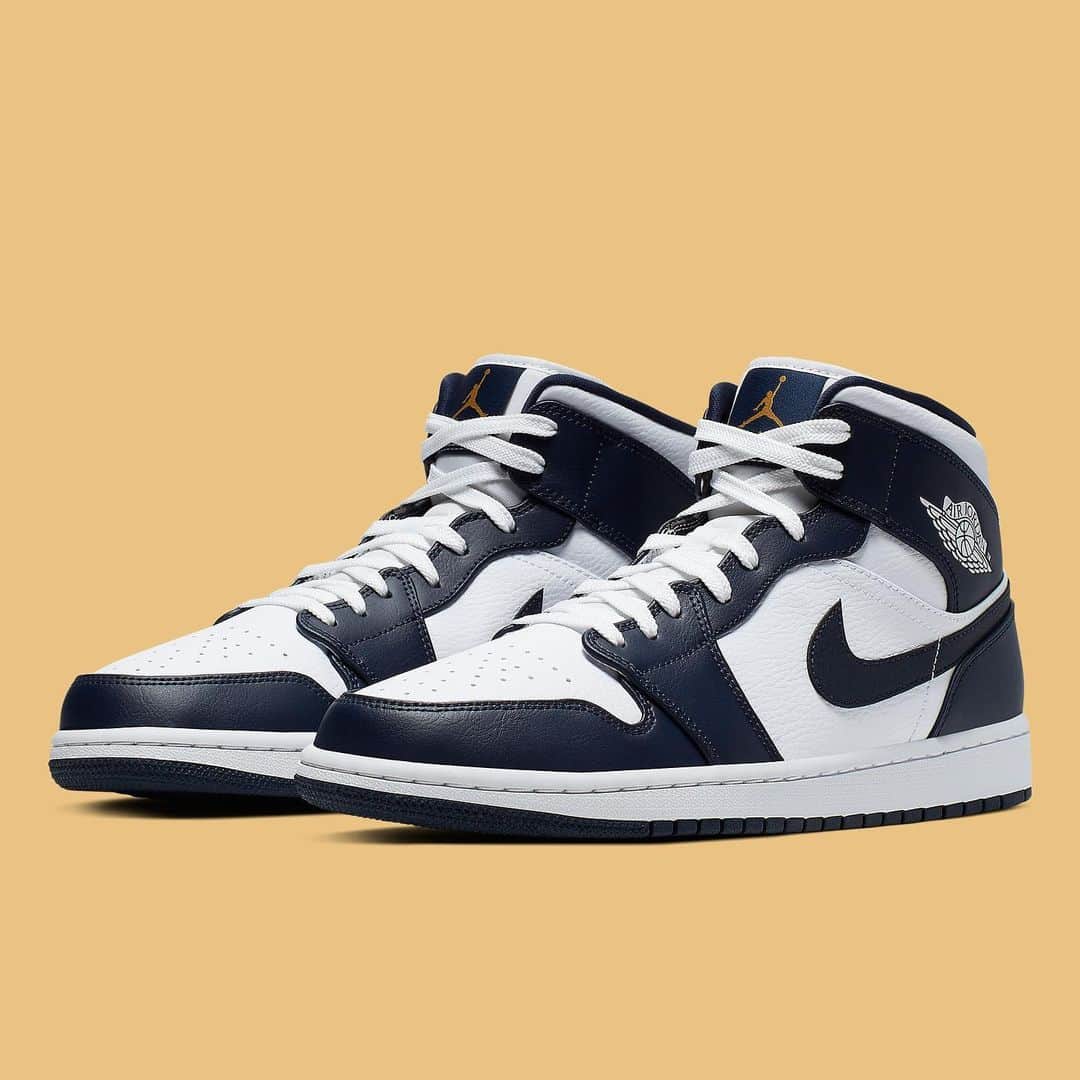 Sneaker Newsさんのインスタグラム写真 - (Sneaker NewsInstagram)「Yet another clean and crisp offering of the Air Jordan 1 Mid emerges. Rep #TeamUSA with this upcoming navy/gold colorway. For a closer look, tap the link in our bio.」6月13日 2時08分 - sneakernews