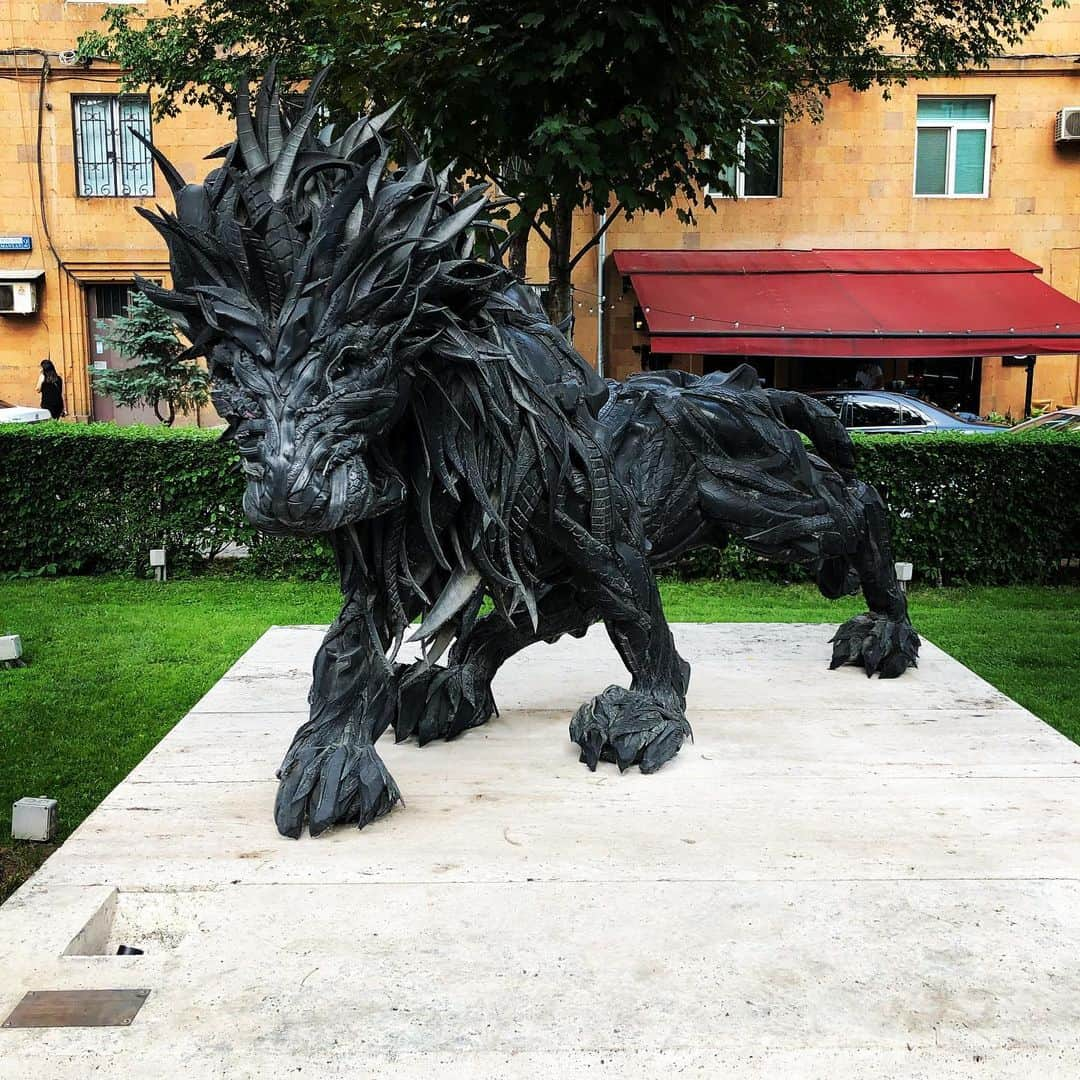 シーマス・デヴァーさんのインスタグラム写真 - (シーマス・デヴァーInstagram)「Lion statue made from used tyres. Yerevan is pretty cool.」6月13日 2時11分 - seamuspatrickdever