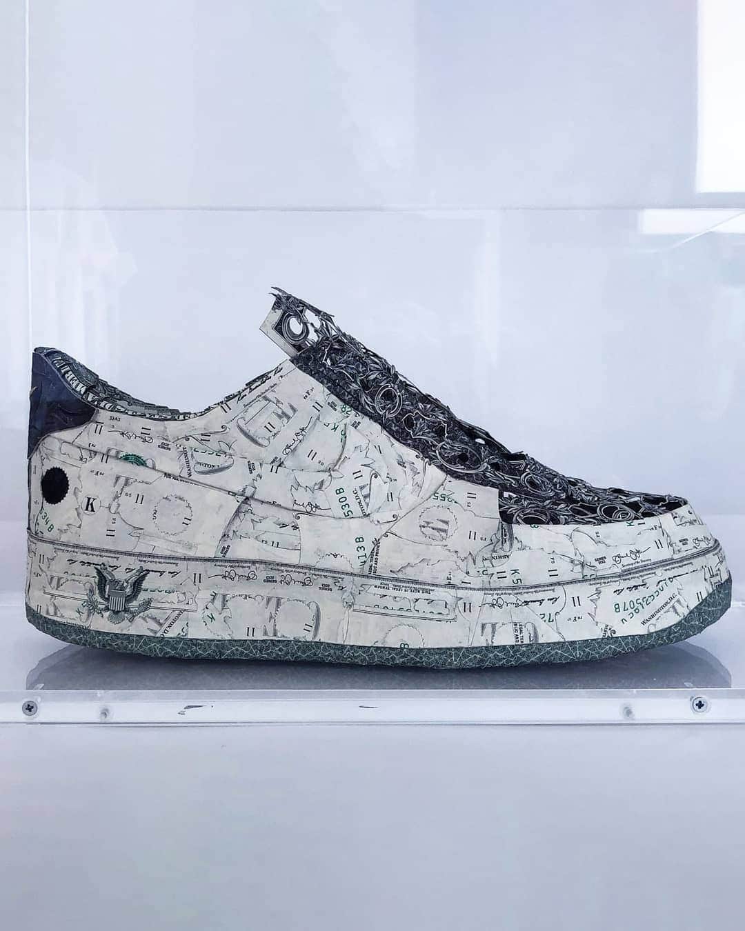 HYPEBEASTさんのインスタグラム写真 - (HYPEBEASTInstagram)「@hypebeastart: French artist @daidaitran unveils a collection of artwork made out of the American dollar bill. Each piece represents an iconic Nike and Jordan Brand project. Hit our bio link for more. Photo: @daidaitran」6月13日 2時39分 - hypebeast