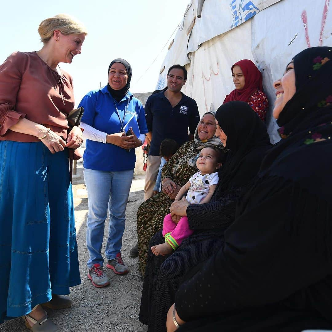 ロイヤル・ファミリーさんのインスタグラム写真 - (ロイヤル・ファミリーInstagram)「Today, The Countess of Wessex has begun a #RoyalVisit in Lebanon. #RoyalVisitLebanon 🇱🇧🇬🇧 This morning Her Royal Highness visited an informal tented settlement in the Bekaa Valley at the start of her visit to Lebanon and met a Syrian family receiving UK funded assistance via the UN’s World Food Programme (WFP). They are supported by UK and Lebanese efforts.  HRH then joined Reverend Nadim Nassar, Founder of the Awareness Foundation and the Foundation’s ‘Ambassadors for Peace’ to see how Syrian young people are building bridges of respect and understanding in their diverse communities. The Countess is Patron of the charity.  In the afternoon, The Countess thanked British Embassy staff based in Beirut for their service in the region and then joined a roundtable discussion in her commitment to champion the UK’s work on #WomenPeaceSecurity and the Preventing Sexual Violence Initiative.  HRH joined Syrian women and NGOs who shared their insights and discussed how to tackle the barriers to ensuring women’s voices are heard and promoting their vital role in decision-making.」6月13日 2時32分 - theroyalfamily