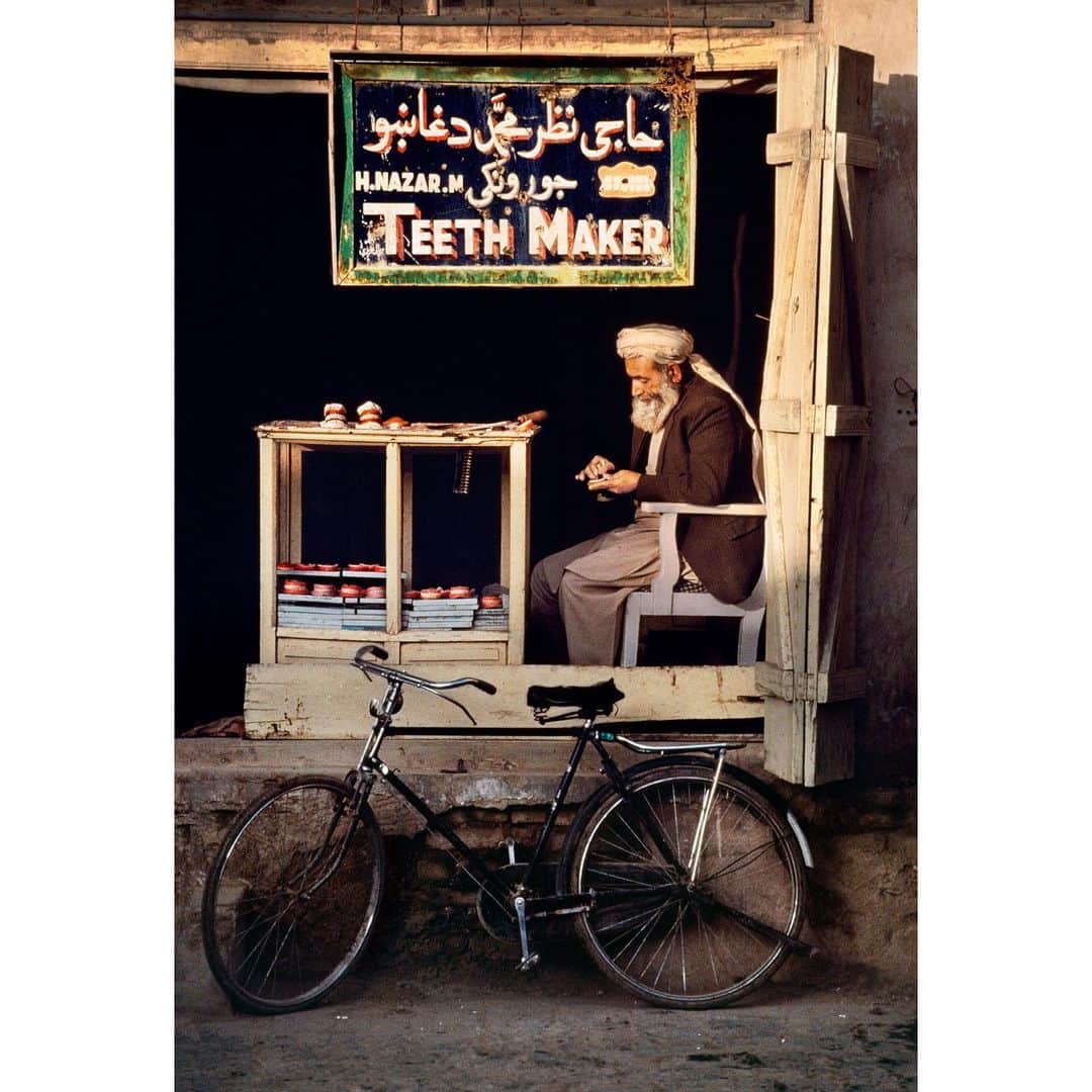 スティーブ・マカリーさんのインスタグラム写真 - (スティーブ・マカリーInstagram)「An Afghan dentist crafts a set of dentures in the old quarter of Qandahar. Few Afghans will visit a dentist in their lifetime. I had walked past this shop many days, and happened to meet him as he arrived at his shop at five thirty in the morning on his bicycle. #Kandahar, #Afghanistan, 1998.」6月13日 2時33分 - stevemccurryofficial