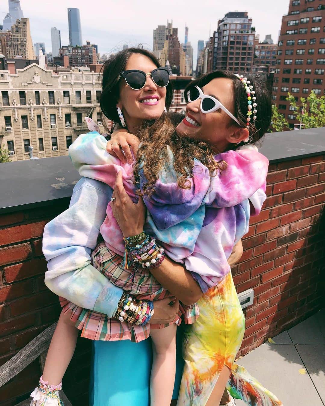 ダニジョーのインスタグラム：「COLOR CUDDLES 🌈🦄💕💝🏖🥝🏄‍♀️☀️」