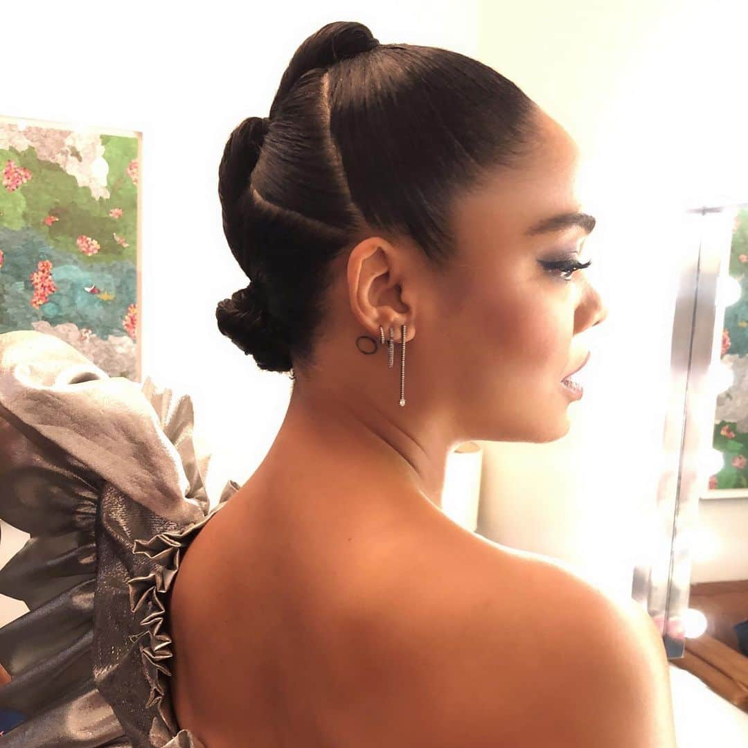 Lacy Redwayさんのインスタグラム写真 - (Lacy RedwayInstagram)「Hair details .....carrying the waves in the ruffles on ✨ Tessa Thompson ✨  lastnight . This was taken right before the world premiere of @meninblack .  #HairByLacyRedway ( TAP for credits ) #lacyxtessa」6月13日 2時40分 - lacyredway