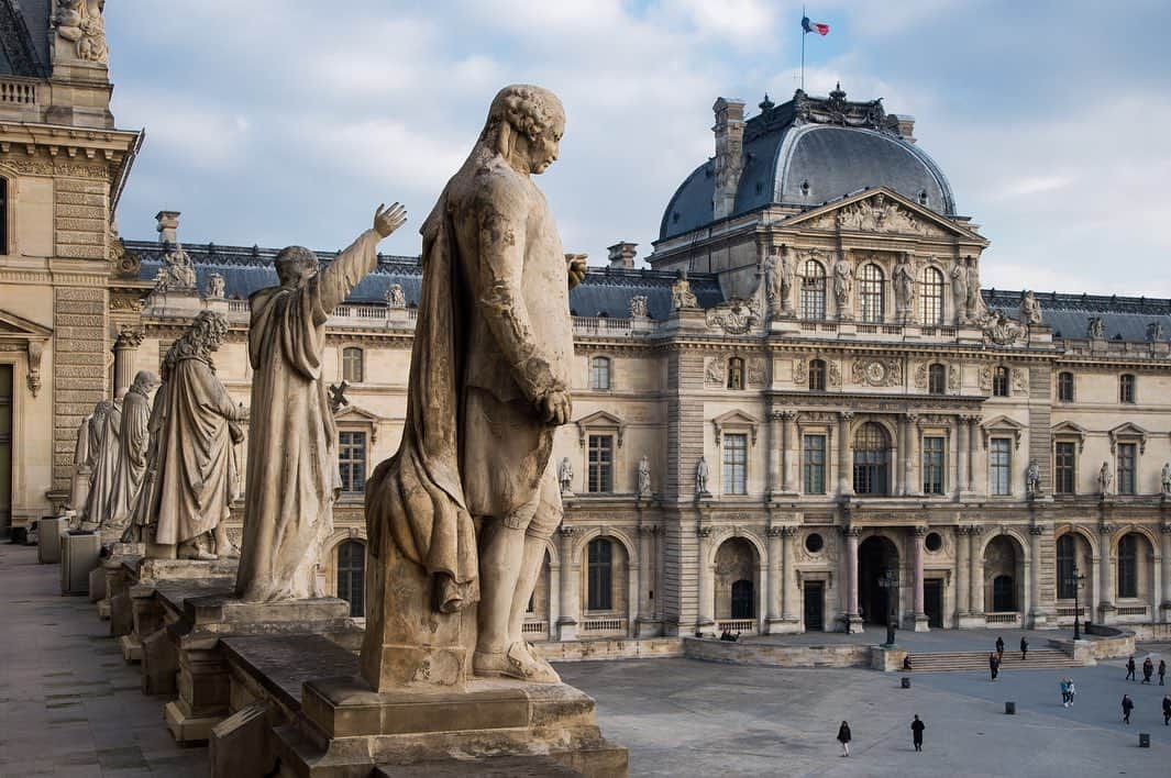 ルーブル美術館さんのインスタグラム写真 - (ルーブル美術館Instagram)「. 🇫🇷 Mercredi, c’est #HistoireDuLouvre ! Focus sur la Cour Napoléon et ses façades. - 🧐 Inaugurée en 1857, cette cour témoigne des ambitions du règne de Napoléon III (1852-1870). L’empereur mène à son terme le Grand Dessein de ses prédécesseurs en achevant la réunion des palais du Louvre et des Tuileries, sous la direction des architectes Louis Visconti puis Hector Lefuel. Ce dernier va offrir une place de premier plan à la sculpture. - 🔎 Elle est présente au cœur des frontons, avec notamment les portraits de Napoléon III et Napoléon Ier, et joue un rôle structurel avec la multiplication des cariatides. Le 1er étage de la cour Napoléon est jalonné de 86 statues de grands hommes, écrivains, artistes et hommes d’Etat, qui témoignent de la volonté de l’empereur de légitimer son pouvoir aux yeux de l’histoire. - 🏛 Malgré un décor sculpté éclectique qui fait régulièrement référence à l’art des siècles passés, le chantier du Louvre de Napoléon incarne la modernité de son époque : derrière les toitures en ardoise, des structures métalliques novatrices ont été mises en œuvre. —— 🌎 Wednesday it’s #LouvreHistory! Let’s talk about the Cour Napoléon and its façades. - 🧐 Inaugurated in 1857, the Cour Napoléon bears witness to the ambitions of Napoleon III's reign (1852-1870). The Emperor completed the “Grand Dessein” of his predecessors by completing the reunion of the Louvre and Tuileries palaces, under the direction of the architects Louis Visconti and then Hector Lefuel. The latter will offer a prominent place to sculpture. - 🔎 It is present in the heart of the pediments, for example with the portraits of Napoleon III and Napoleon I, and plays a structural role with the multiplication of caryatids. The first floor of the Cour Napoléon is dotted with 86 statues of great men, writers, artists and statesmen, witnesses to the emperor's desire to legitimize his power in the eyes of history. - 🏛 Despite its eclectic sculptural decoration, which regularly refers to the art of past centuries, the Napoleon's Louvre construction embodies the modernity of his time, with innovative metal structure behind the slate roofs. - 📷©️Musée du Louvre / O. Ouadah / @maelysfeun」6月13日 2時40分 - museelouvre