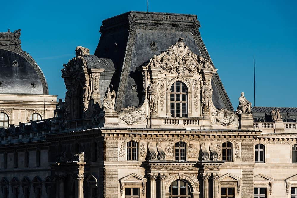 ルーブル美術館さんのインスタグラム写真 - (ルーブル美術館Instagram)「. 🇫🇷 Mercredi, c’est #HistoireDuLouvre ! Focus sur la Cour Napoléon et ses façades. - 🧐 Inaugurée en 1857, cette cour témoigne des ambitions du règne de Napoléon III (1852-1870). L’empereur mène à son terme le Grand Dessein de ses prédécesseurs en achevant la réunion des palais du Louvre et des Tuileries, sous la direction des architectes Louis Visconti puis Hector Lefuel. Ce dernier va offrir une place de premier plan à la sculpture. - 🔎 Elle est présente au cœur des frontons, avec notamment les portraits de Napoléon III et Napoléon Ier, et joue un rôle structurel avec la multiplication des cariatides. Le 1er étage de la cour Napoléon est jalonné de 86 statues de grands hommes, écrivains, artistes et hommes d’Etat, qui témoignent de la volonté de l’empereur de légitimer son pouvoir aux yeux de l’histoire. - 🏛 Malgré un décor sculpté éclectique qui fait régulièrement référence à l’art des siècles passés, le chantier du Louvre de Napoléon incarne la modernité de son époque : derrière les toitures en ardoise, des structures métalliques novatrices ont été mises en œuvre. —— 🌎 Wednesday it’s #LouvreHistory! Let’s talk about the Cour Napoléon and its façades. - 🧐 Inaugurated in 1857, the Cour Napoléon bears witness to the ambitions of Napoleon III's reign (1852-1870). The Emperor completed the “Grand Dessein” of his predecessors by completing the reunion of the Louvre and Tuileries palaces, under the direction of the architects Louis Visconti and then Hector Lefuel. The latter will offer a prominent place to sculpture. - 🔎 It is present in the heart of the pediments, for example with the portraits of Napoleon III and Napoleon I, and plays a structural role with the multiplication of caryatids. The first floor of the Cour Napoléon is dotted with 86 statues of great men, writers, artists and statesmen, witnesses to the emperor's desire to legitimize his power in the eyes of history. - 🏛 Despite its eclectic sculptural decoration, which regularly refers to the art of past centuries, the Napoleon's Louvre construction embodies the modernity of his time, with innovative metal structure behind the slate roofs. - 📷©️Musée du Louvre / O. Ouadah / @maelysfeun」6月13日 2時40分 - museelouvre