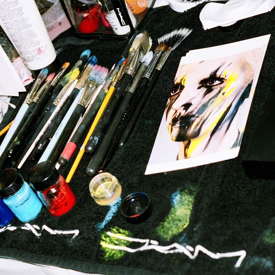M·A·C Cosmetics UK & Irelandさんのインスタグラム写真 - (M·A·C Cosmetics UK & IrelandInstagram)「Backstage at @_charlesjeffrey #SS20 show. @lucyjbridge explored the works of abstract artist, Arnulf Rainer for inspiration. “We explored his process of layering paint over his photographs, but instead we did this on models”. Look created using M·A·C Acrylic Paint #MACBackstage #MACCosmeticsUK.  Backstage shots by @john.willliam for @beautypapersmag #LFWM」6月13日 2時40分 - maccosmeticsuk