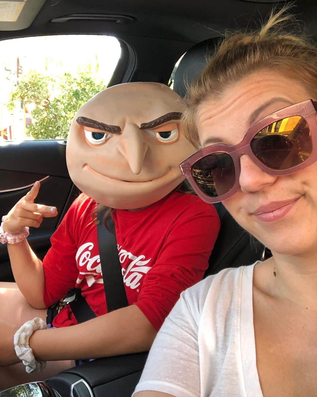 ジョディ・スウィーティンさんのインスタグラム写真 - (ジョディ・スウィーティンInstagram)「Um... yeah. So, this happened. That’s Zo under the Gru mask. Because, it’s summer, so why not drive around like that, right?! #mykidsareweird #familygoals #doesthatmakemeaminion #momlife」6月13日 2時55分 - jodiesweetin