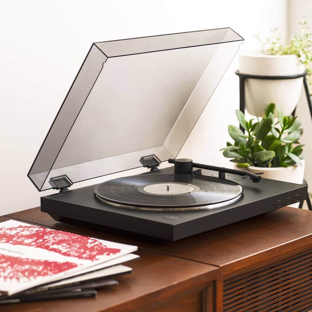 sonyさんのインスタグラム写真 - (sonyInstagram)「Old school meets new school. Give Dad the true sound of vinyl this #FathersDay. (The LX310BT Turntable with Bluetooth connectivity). #SonyAudio」6月13日 2時52分 - sonyelectronics