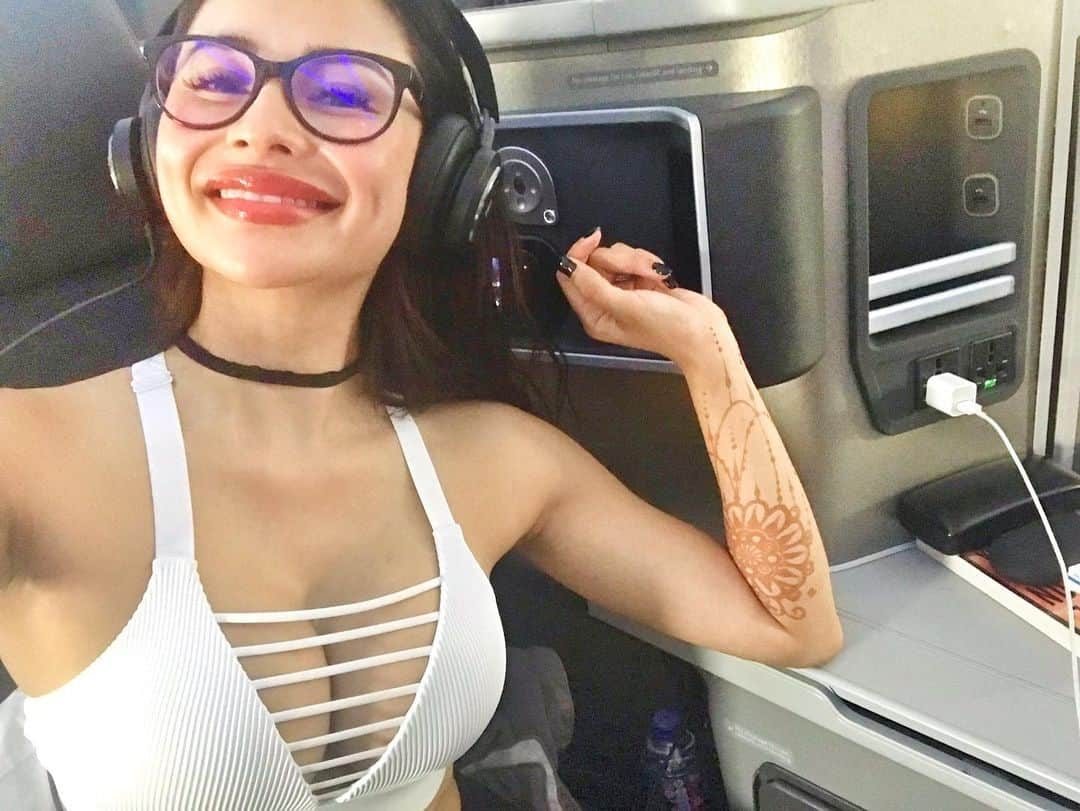 April Imanさんのインスタグラム写真 - (April ImanInstagram)「Which pic is the cutest?😽😛💕 . . . . #apriliman #airplane #planeselfie #hennatattoo #hennart #happygirl #cutegirl #asiangirl #smiley #globetrotter #worldtraveler  #dimples #sweetie」6月13日 2時52分 - april_iman