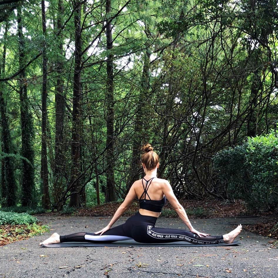 リアンナ・デッカーさんのインスタグラム写真 - (リアンナ・デッカーInstagram)「Splitting this week up 💚  #wearing @aloyoga #practicepracticepractice #twistandsplit」6月13日 2時57分 - leannadecker_