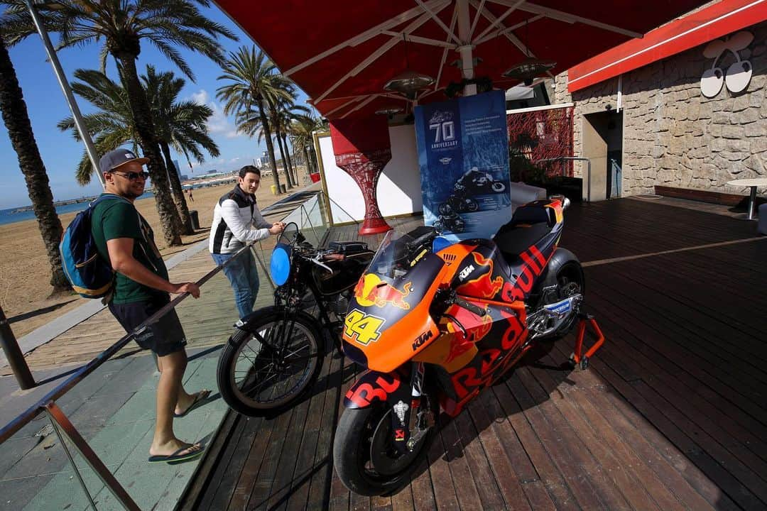 MotoGPさんのインスタグラム写真 - (MotoGPInstagram)「Celebrating 70 years of the FIM #MotoGP World Championship 🏁 // Barcelona's most stunning sights host the first 70th anniversary celebration with the display of the bikes that won the first ever motorcycle racing World Championship in 1949 alongside 2019 #MotoGP bikes 🏍 Swipe left ⬅️ #MotoGP70 #Motorcycle #Racing #Motorsport」6月13日 3時00分 - motogp