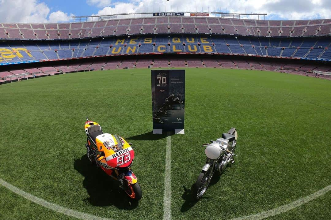 MotoGPさんのインスタグラム写真 - (MotoGPInstagram)「Celebrating 70 years of the FIM #MotoGP World Championship 🏁 // Barcelona's most stunning sights host the first 70th anniversary celebration with the display of the bikes that won the first ever motorcycle racing World Championship in 1949 alongside 2019 #MotoGP bikes 🏍 Swipe left ⬅️ #MotoGP70 #Motorcycle #Racing #Motorsport」6月13日 3時00分 - motogp