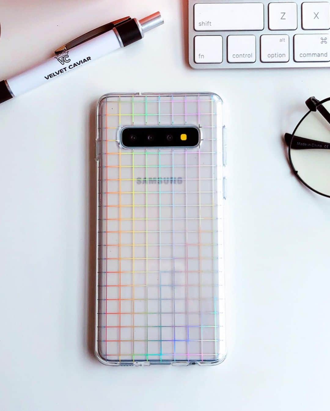 VELVETCAVIARさんのインスタグラム写真 - (VELVETCAVIARInstagram)「NEW DROP 🔥 Say HOLO to our new Off-The-Grid Clear Case. In honor of 🏳️‍🌈 PRIDE MONTH 🏳️‍🌈, we want to spread LOVE to each and every one of you with this new simple grid design over a clear case that adds a cute symmetrical accent to any phone with a holographic finish! Available for iPhone and Samsung, get yours today via link in bio: @velvetcaviar. #velvetcaviar #pridemonth」6月13日 3時00分 - velvetcaviar