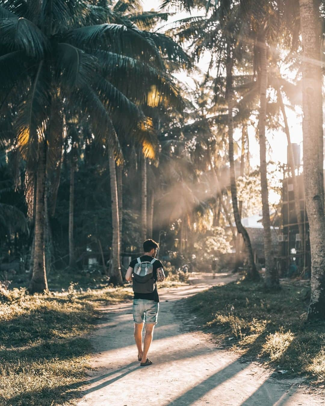 Kapten & Sonさんのインスタグラム写真 - (Kapten & SonInstagram)「Paradise found - who wants to be there right now? 🌴 @fabi.bckr wears our cool Bergen Grey Black! ✨ #bekapten #kaptenandson⠀ .⠀ .⠀ .⠀ #globelletravels #seekmoments #travelvibes #travelstories #travellingram #postcardplaces #travelover #tblogger ⠀」6月13日 3時01分 - kaptenandson