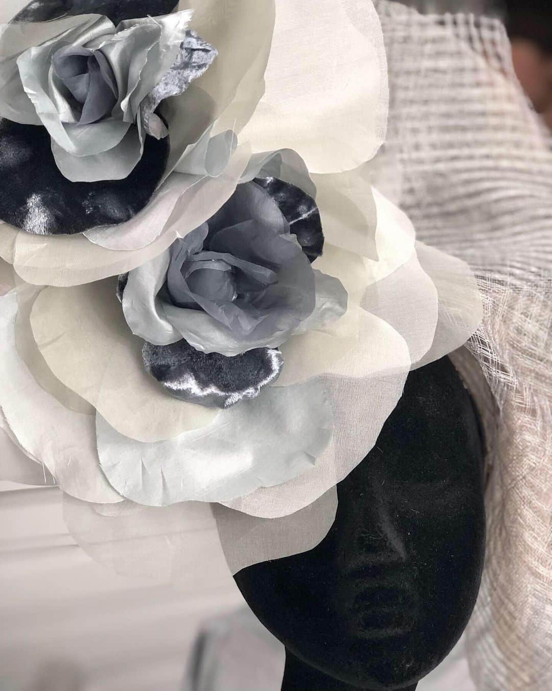 ピアーズアトキンソンさんのインスタグラム写真 - (ピアーズアトキンソンInstagram)「Beautiful silk and velvet roses coming together this afternoon. Fabric pressed and ironed petals for a bespoke headpiece | #piersatkinson #couture #fleur #flower #🌹 #flor #花 #oneofakind #handmade #technique #pressed」6月13日 3時20分 - piersatkinson