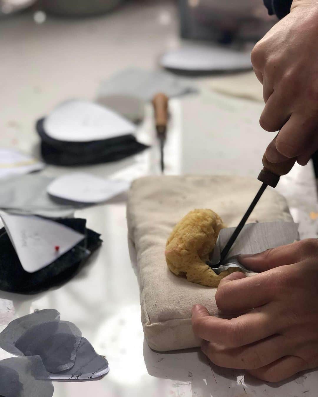 のインスタグラム：「Beautiful silk and velvet roses coming together this afternoon. Fabric pressed and ironed petals for a bespoke headpiece | #piersatkinson #couture #fleur #flower #🌹 #flor #花 #oneofakind #handmade #technique #pressed」