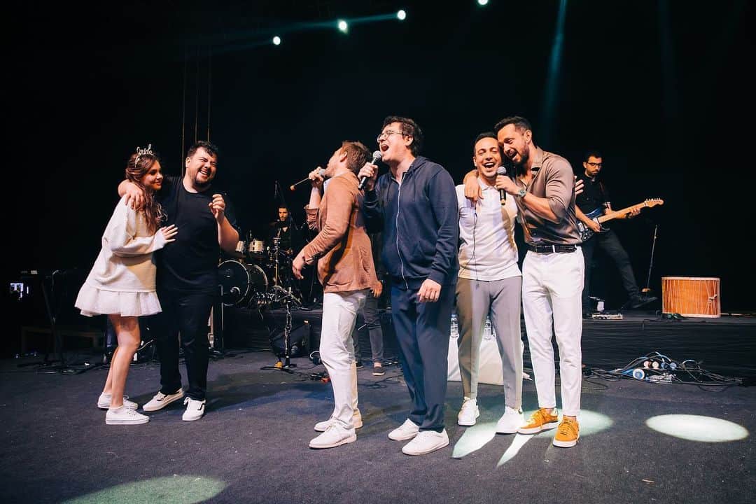 muratdalkilicのインスタグラム：「Çoookk mutlu olun çookk!! @eseryenenler @berfuyenenler ❤️ ( ha bu arada eğlence bizden sorulur) 😎😏🕺🏼💃」