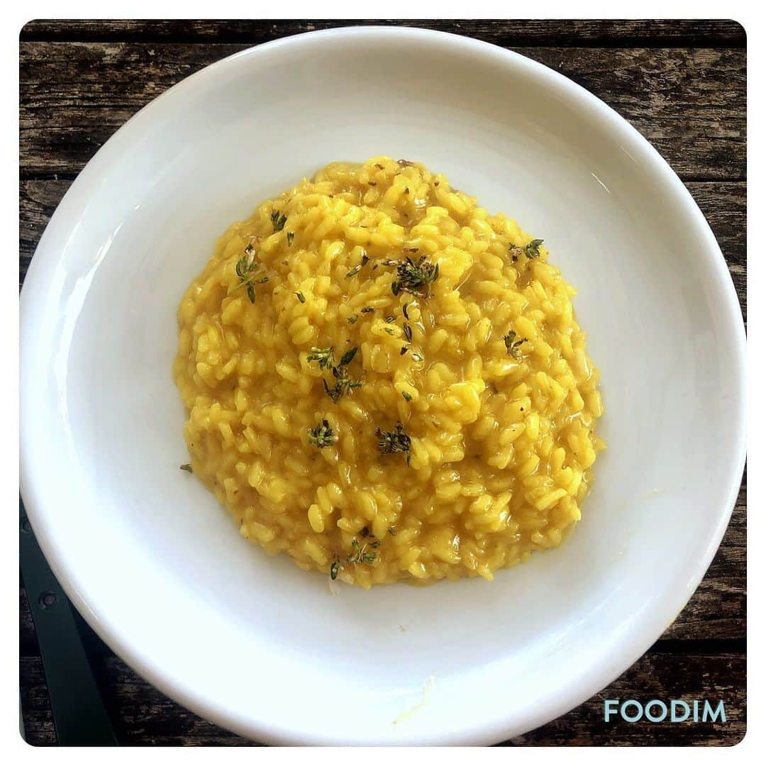 ナイジェラ・ローソンさんのインスタグラム写真 - (ナイジェラ・ローソンInstagram)「Golden hour: supper is saffron risotto (with bone marrow) and, untraditionally but deliciously, a little thyme.」6月13日 3時31分 - nigellalawson