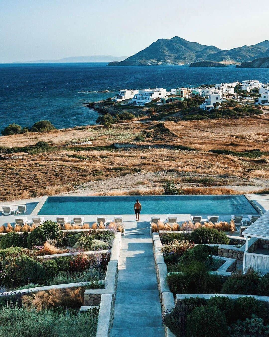 BEAUTIFUL HOTELSさんのインスタグラム写真 - (BEAUTIFUL HOTELSInstagram)「"Located on the northern tip of the beautiful Milos island you’ll find this boutique gem @milosbreeze Because of the hotels position on the hilltop you get great sunrise and sunset views, which gives you two chances to catch the beautiful colors of Greece come alive!" 🇬🇷 Who would you want to experience sunsets here with? (📷: @jeremyaustiin 📍: Milos Breeze, Milos Island, Greece)」6月13日 3時24分 - beautifulhotels