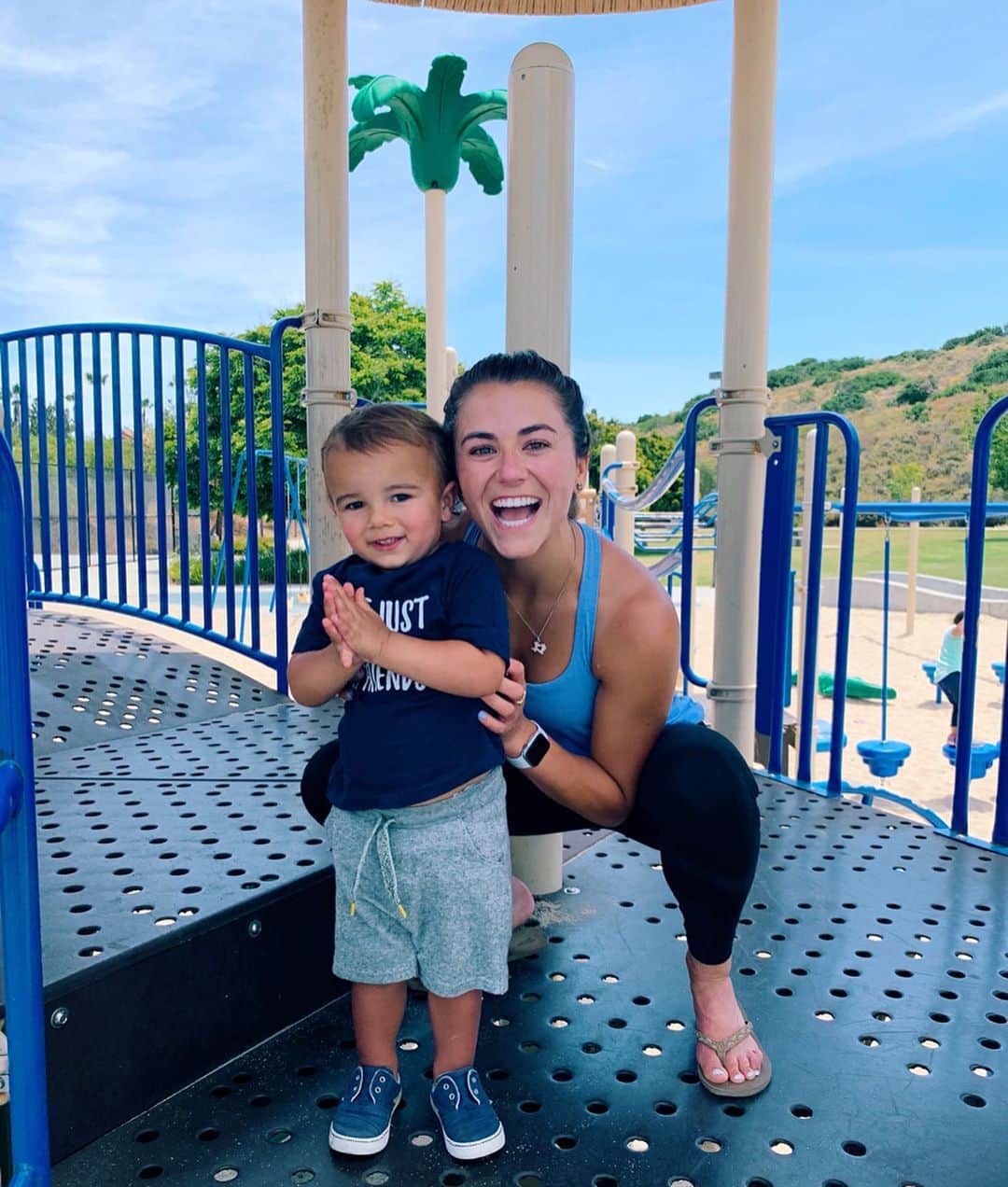 キャシディ・クックのインスタグラム：「I’m not like a regular aunt, I’m a cool aunt 😎」