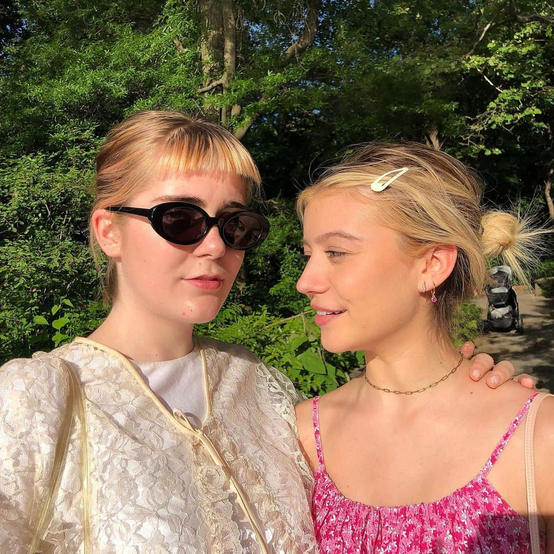 G・ハネリウスさんのインスタグラム写真 - (G・ハネリウスInstagram)「swipe to watch me make the decision to put on sunglasses 🤠💓 o also happy sundress szn from me and cic」6月13日 3時35分 - ghannelius