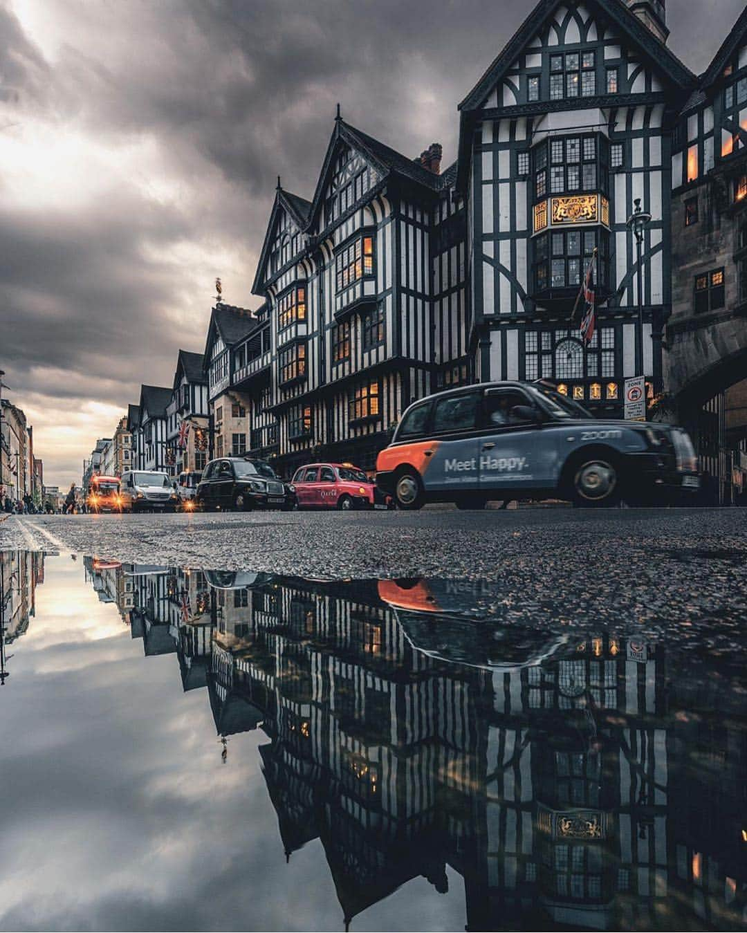 @LONDON | TAG #THISISLONDONさんのインスタグラム写真 - (@LONDON | TAG #THISISLONDONInstagram)「#London is taking liberties... ☔️ #BritishSummertime seems a very long way off! 😭 Still, here’s a wonderful #puddlegram from @jhs.brgr to keep you smiling! ❤️👌🏼🇬🇧 // #thisislondon #libertylondon #londontaxi」6月13日 3時48分 - london