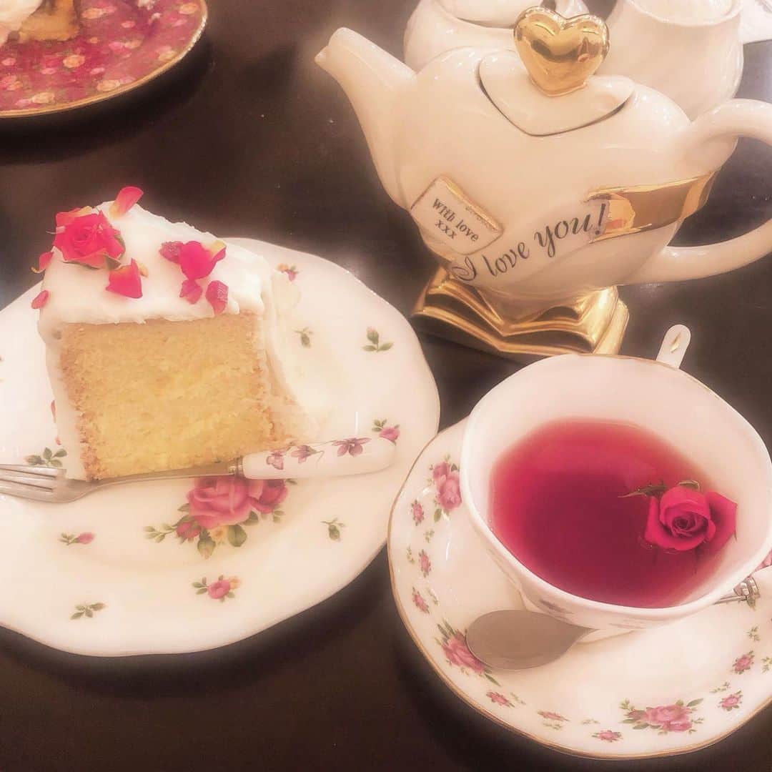 胡桃兎愛のインスタグラム：「ずっと行ってみたかったお店に行ってきました❤︎ 凄く可愛いケーキや食器が沢山あって、このケーキにはこのお皿が合いそうだなぁって思いながら選んだり店員さんとの会話がとても楽しかった❤︎ #kurumimeguri」