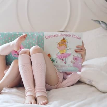 キャンディス・キャメロン・ブレさんのインスタグラム写真 - (キャンディス・キャメロン・ブレInstagram)「Nothing like a little girl time with a fun book! And I especially love seeing girls enjoying #CandaceCenterStage together. Check out the link in my profile for your own @barnesandnoble #SignedEdition」6月13日 3時59分 - candacecbure