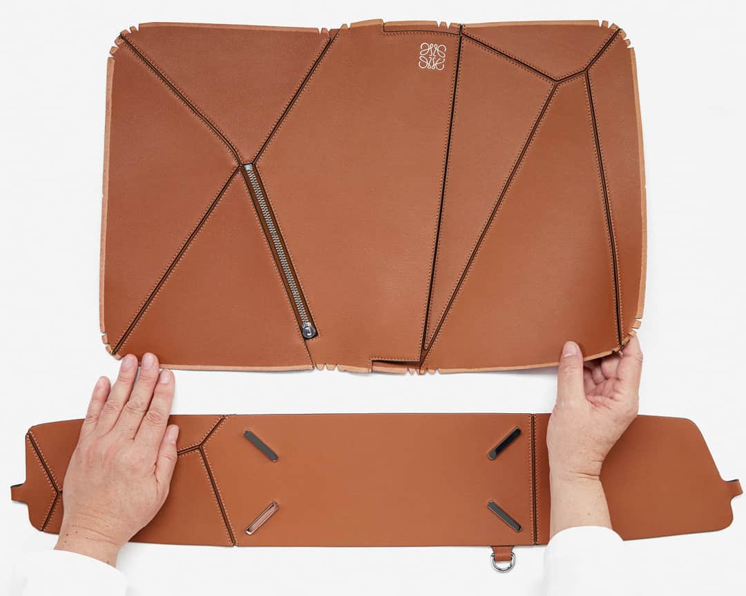 Loeweさんのインスタグラム写真 - (LoeweInstagram)「Making the #PuzzleBag One of #LOEWE’s artisans shows us how this bag is made.」6月13日 4時00分 - loewe