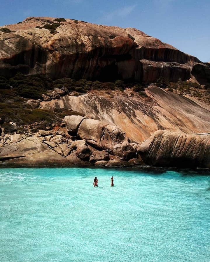 Australiaさんのインスタグラム写真 - (AustraliaInstagram)「Midweek daydreams look like this 😌 @saltytravellers were "incredibly in love with these rock formations contrasted with that incredible water colour" in this lovely spot in @westernaustralia's #Esperance. Only a two-hour flight from #Perth, @nullarbortravel, @especotours and @aatkings all run guided tours to this gorgeous part of @australiasgoldenoutback. You'll want to make sure to pack your swimsuit for all the swimming and snorkelling you'll do at the idyllic white sand beaches.  #seeaustralia #justanotherdayinwa #goldenoutback #naturer #travel」6月13日 4時00分 - australia