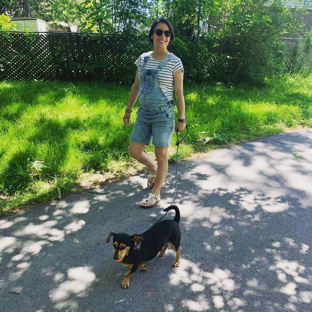 メーガン・デュアメルさんのインスタグラム写真 - (メーガン・デュアメルInstagram)「Dog Days of Summer 🐕 Instagram Photo vs. Reality of walking a beagle 🐶  #dogwalks #beautifulday #summerisfinallyhere #Mootae #Theo」6月13日 4時01分 - meaganduhamel