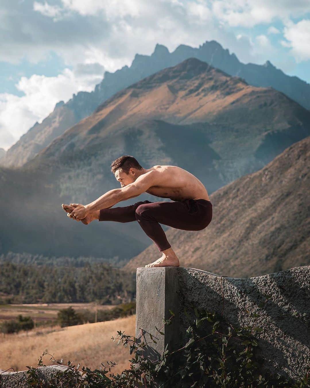 ALO Yogaさんのインスタグラム写真 - (ALO YogaInstagram)「Conquer from within 🙏  @kevindhofer travels the world sharing his yoga & inspiring everyone around him ✨ he is wearing his Triumph sweatpants while practicing in the Samadhi Sacred Valley 😍 #aloyoga #yoga」6月13日 4時01分 - aloyoga