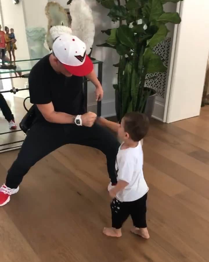 ロブ・ディアデックのインスタグラム：「Headed to work after a little SLAP & BOOM .......🖐🏼💥🖐🏼➡️🤜🏼💥🤛🏼」