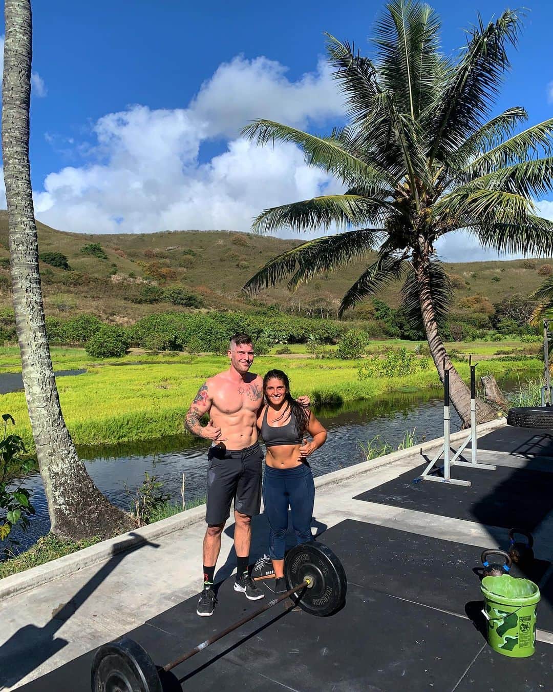 ザッキー・ヴェンジェンスのインスタグラム：「Remind me never to do a 7am workout with @rachieee_g ever again. Just playing 😂 #workhard #workouts #🤢#fitness #crossfit #chickswholift #musicianswholift #tattoos#luckywelivehi」