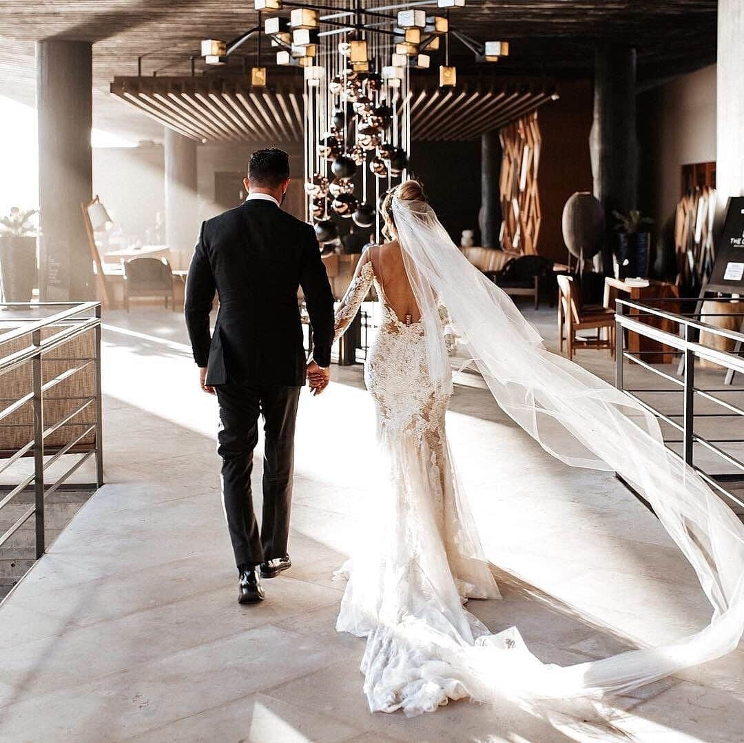 Pronoviasさんのインスタグラム写真 - (PronoviasInstagram)「Love was definitely in the air! @vtylerphotos @behamin (Dress: Vicki) #PronoviasStylishBride」6月13日 4時07分 - pronovias