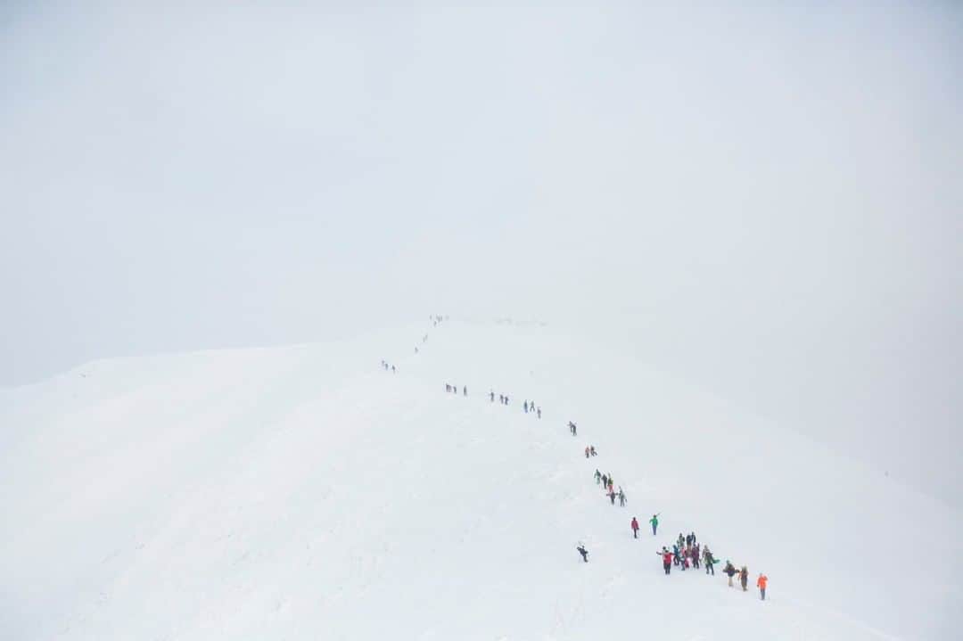 National Geographic Travelさんのインスタグラム写真 - (National Geographic TravelInstagram)「Photo by @emilypolar | Snowboarders and skiers alike hike along a ridge on Grand Hirafu in in white out conditions making the search of fresh turns a little more interesting. To see more of Japan and beyond follow me @emilypolar #Japan #Niseko #Hokkadio #GrandHirafu」6月13日 4時11分 - natgeotravel