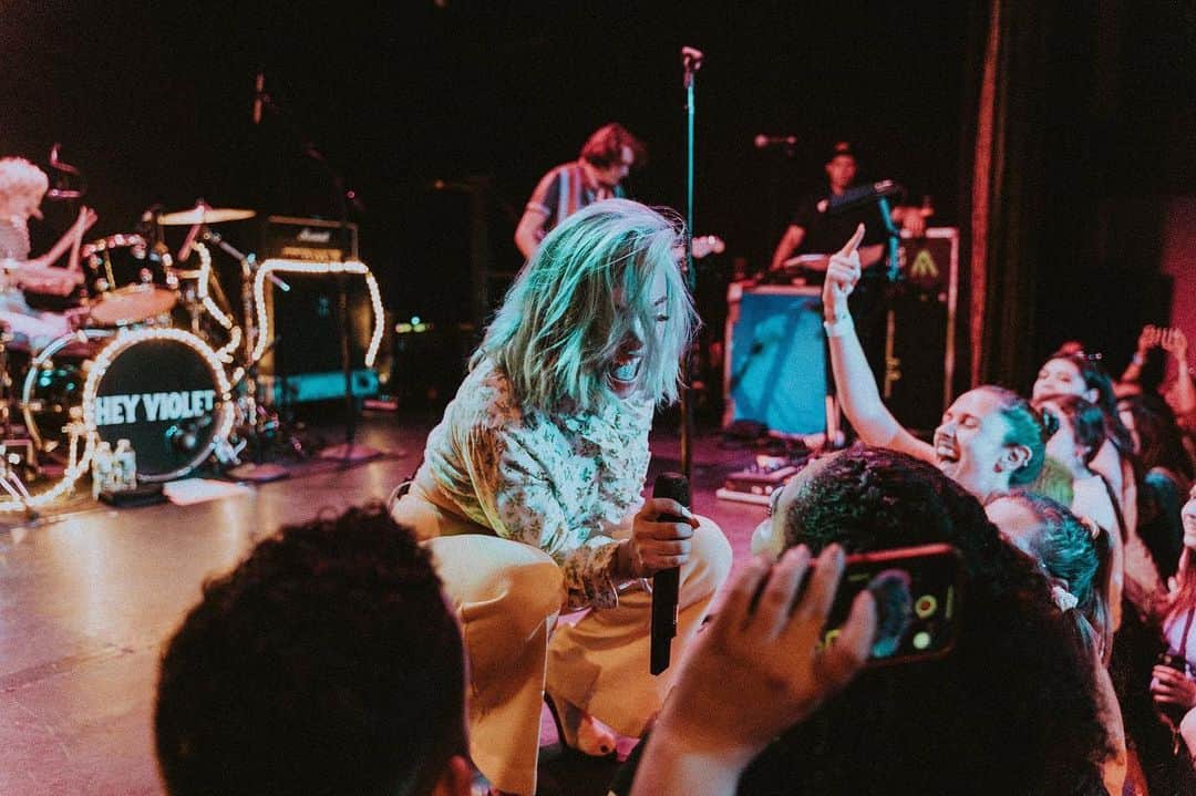 HEY VIOLETのインスタグラム：「don’t bring the room down, bring the room down✨ // 📸: @mfloodphoto」