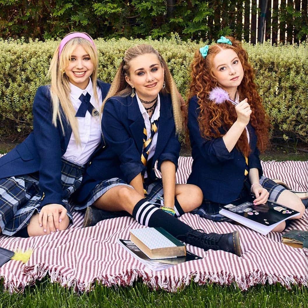 フランチェスカ・カパルディのインスタグラム：「Coming Soon!!! @brat 👑💙」