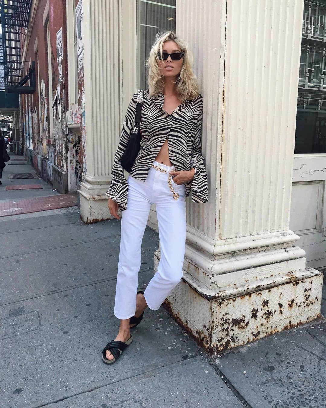 エルザ・ホスクさんのインスタグラム写真 - (エルザ・ホスクInstagram)「Summer white🕊Living in my fav @jbrandjeans Jules jeans until my collection drops 😽😽」6月13日 4時41分 - hoskelsa