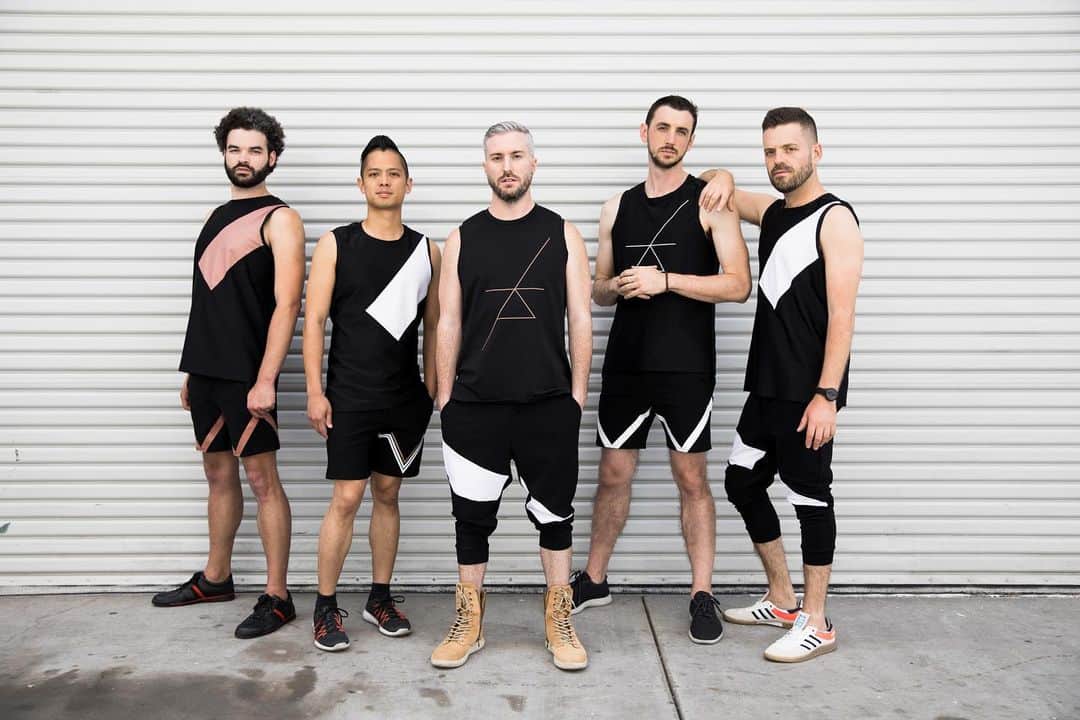 ローレン·ランドルフのインスタグラム：「Photos I shot for the launch of @coroayoga, a fashionable yoga brand for men. @sanpazos wasn’t happy with what was available for male yogis, so he created his own line! The brand is taking orders now, and the pieces look great on and off the mat. #coroayoga」
