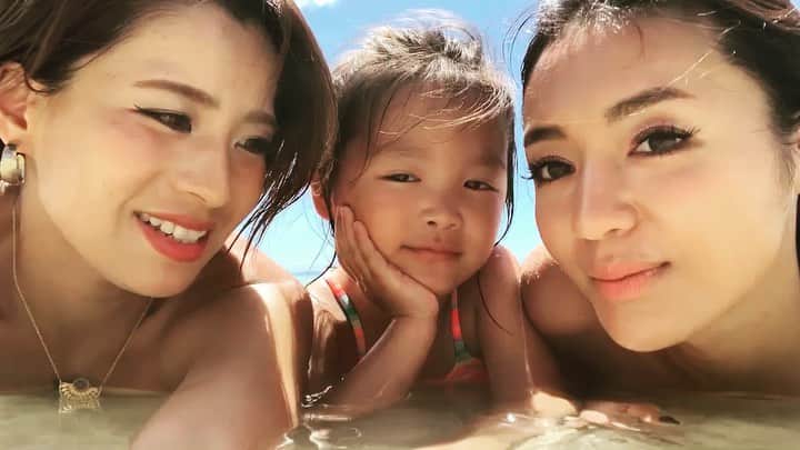 内藤陽子のインスタグラム：「ホテルチェックアウトしても ギリギリまでビーチで遊んでた🌴最後の最後に撮ったやつ！ 'ア'じゃなくて'ワ'になってしまう😂 そして、結果一番焼けてるのはニコではないか…… #女子旅 #真崎ゆか #ニコ #大好き #南国 #日焼けに貪欲 #遊ぶことに貪欲 #60時間滞在 #20時間はビーチ #最高に #幸せ時間 #太陽は神様 #また来るね」