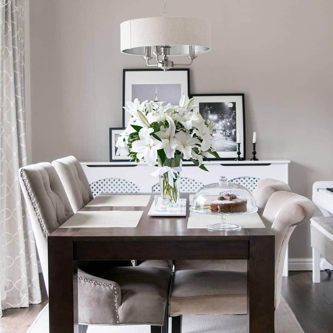 ローラアシュレイのインスタグラム：「Sorrento in the spotlight ✨ How amazing does our best selling light fixture look in @rebeccafaith_home's dining space」