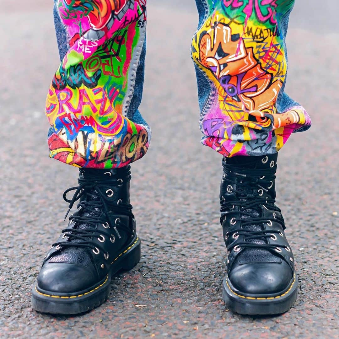 Harajuku Japanさんのインスタグラム写真 - (Harajuku JapanInstagram)「20-year-old Japanese student Achiha (@kuso_murasaki) on the street in Harajuku wearing Levi’s that he hand painted graffiti onto, a vintage Grateful Dead t-shirt, Nacht accessories, and Dr. Martens boots.」6月13日 4時43分 - tokyofashion