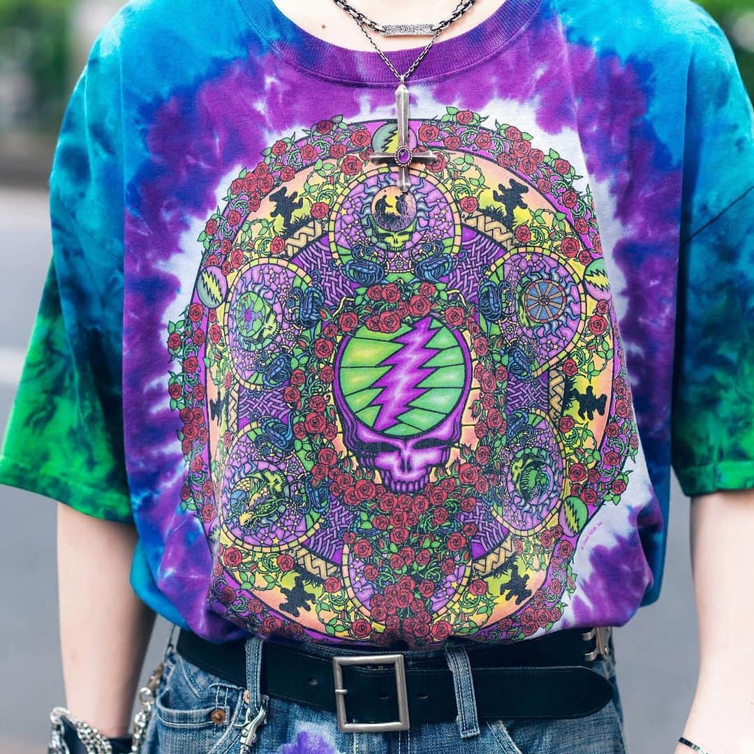 Harajuku Japanさんのインスタグラム写真 - (Harajuku JapanInstagram)「20-year-old Japanese student Achiha (@kuso_murasaki) on the street in Harajuku wearing Levi’s that he hand painted graffiti onto, a vintage Grateful Dead t-shirt, Nacht accessories, and Dr. Martens boots.」6月13日 4時43分 - tokyofashion